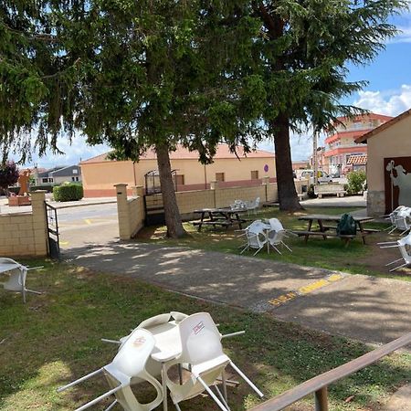 Albergue Municipal Hostel San Martin del Camino Luaran gambar