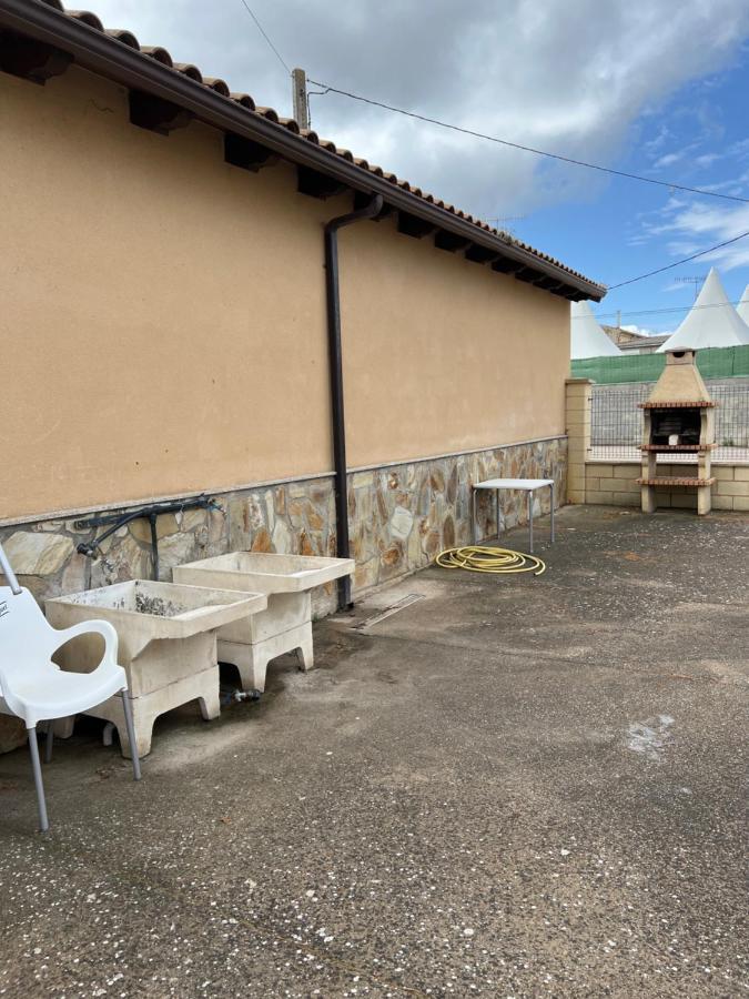 Albergue Municipal Hostel San Martin del Camino Luaran gambar